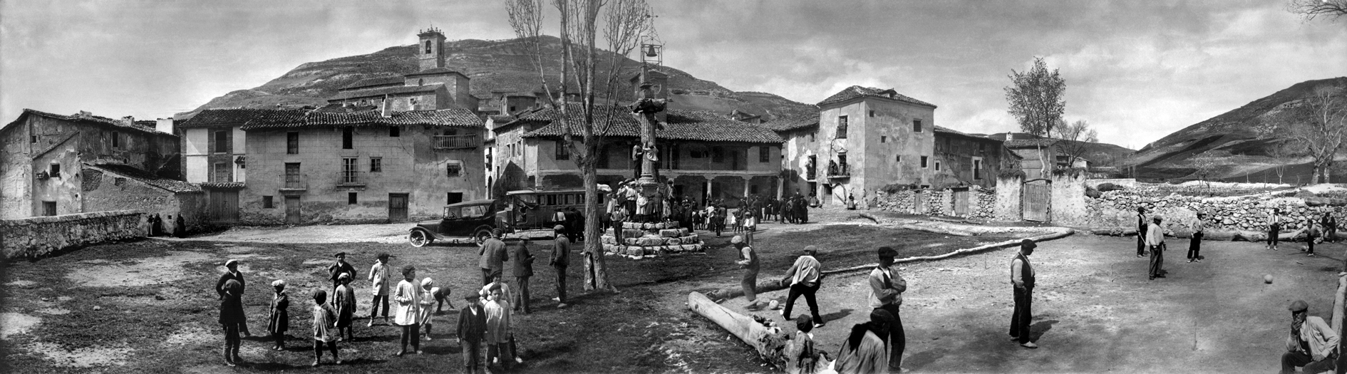 Lupiana (Guadalajara). Plaza Mayor. Octubre de 1921. Archivo Regueira. Filmoteca de Castilla y León. ©Derechos reservados.
